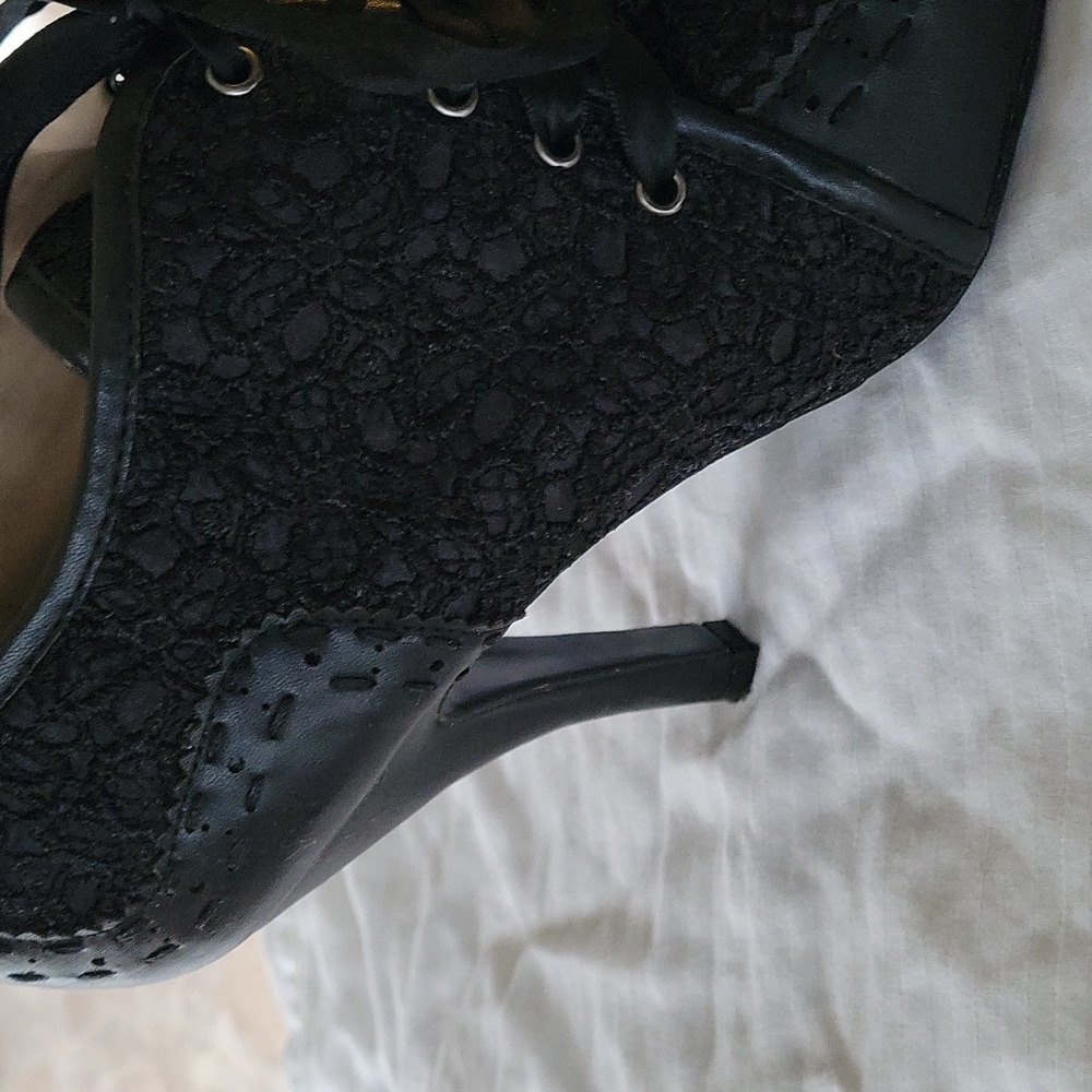 Shoes - Picture 3 of 7
